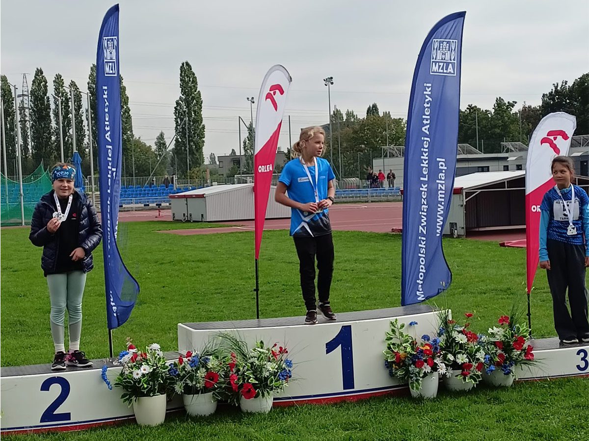 Mistrzostwa-Województwa-Małopolskiego-w-Lekkiej-Atletyce-w-kategoriach-U10,-U12-i-U14---Julia-Ferdek-na-podium