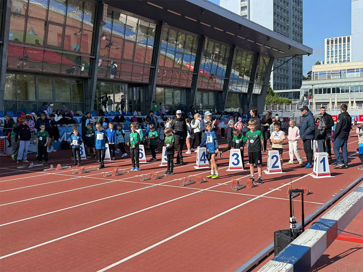 Mistrzostwa-Województwa-Małopolskiego-w-Lekkiej-Atletyce-w-kategoriach-U10,-U12-i-U14-najmłodsza-grupa-chłopców-przed-startem