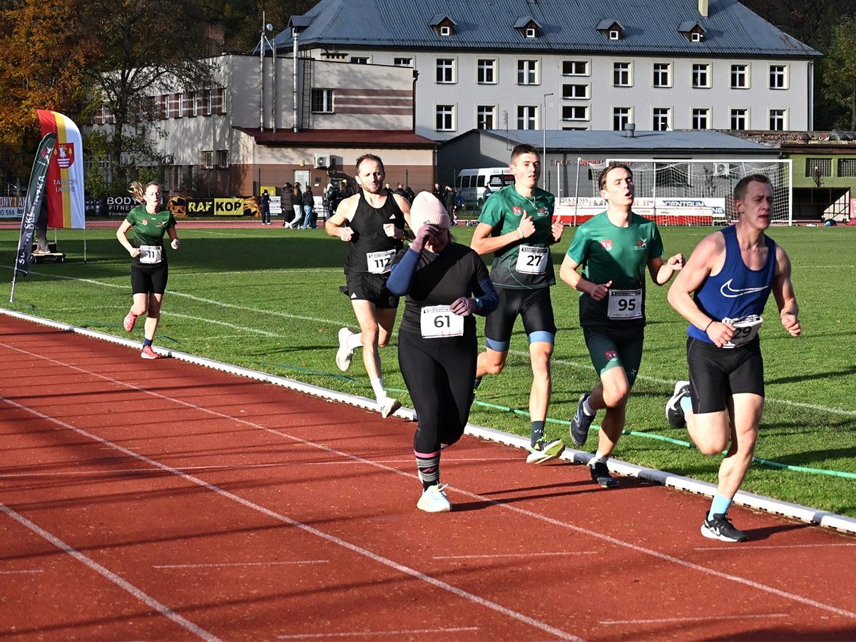 Bieg na 3000 m podczas I Otwartych Mistrzostw Powiatu Suskiego w Lekkiej Atletyce