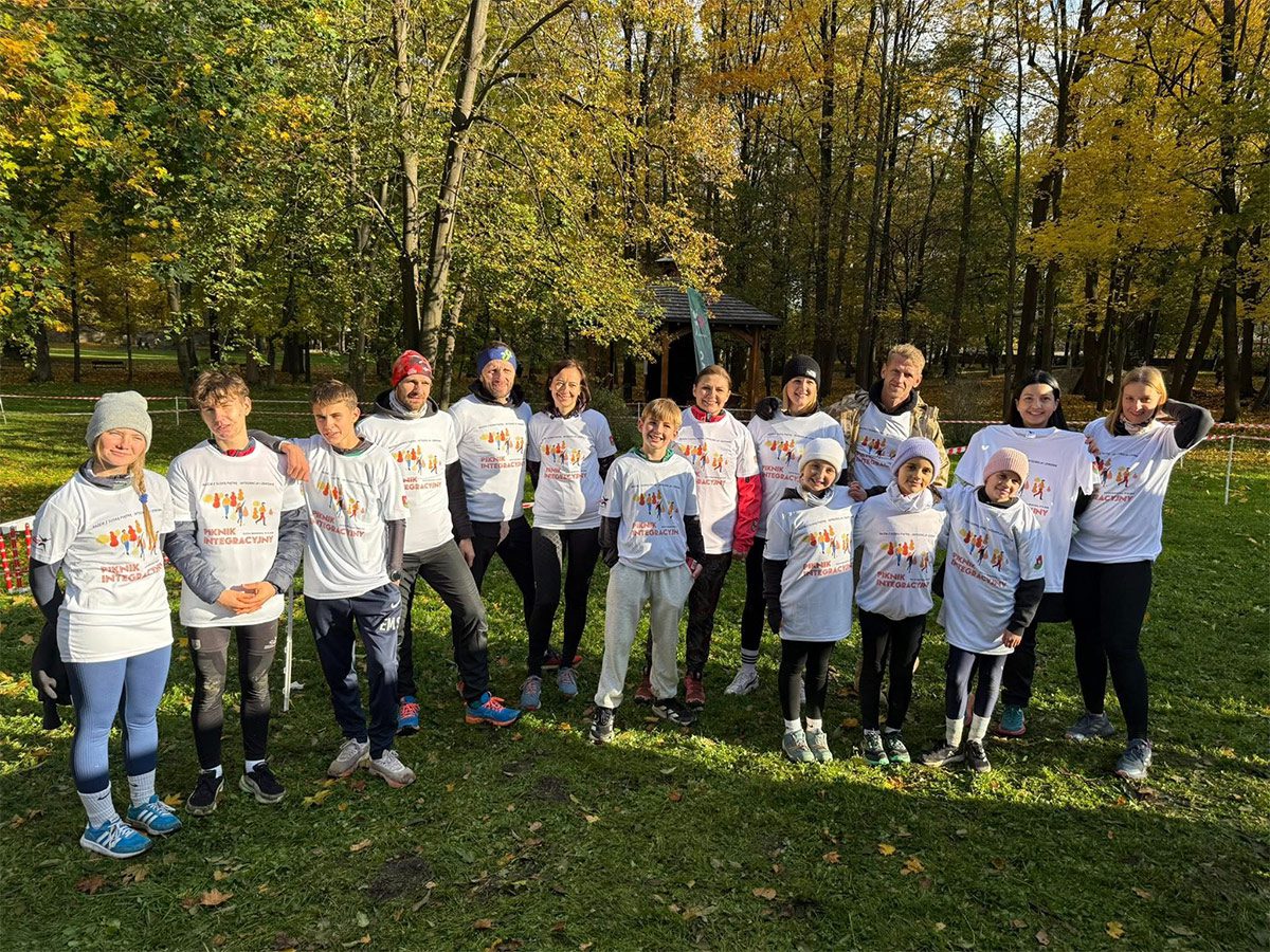 Energia i zaangażowanie - uczestnicy pikniku w pamiątkowych koszulkach