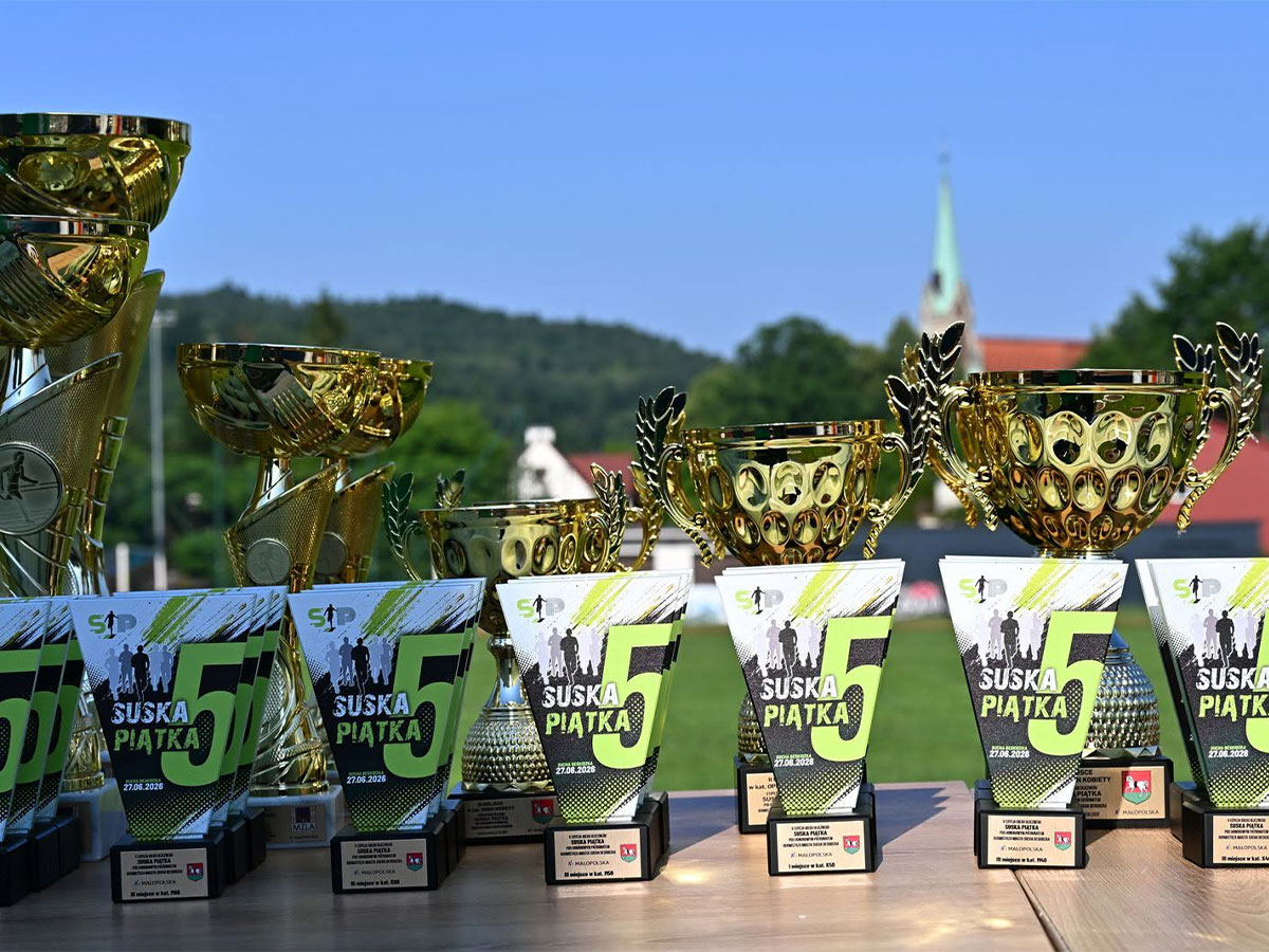 Statuetki i puchary dla zwycięzców w poszczególnych kategoriach w biegu Suska Piątka